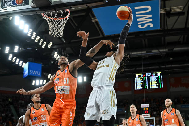 既出其不意 既出其不意